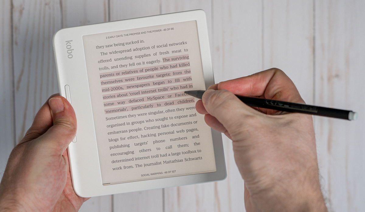 Utilisation du Stylus 2 de Kobo pour surligner un passage dans la Libra en couleur de Kobo.