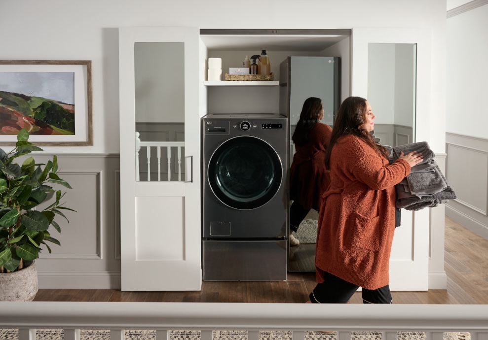 Femme qui passe devant un duo laveuse-sécheuse de LG