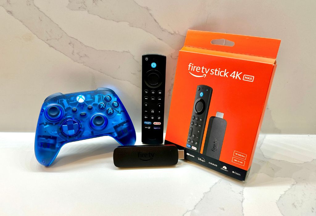 Une manette Xbox, une clé Fire TV Stick d'Amazon et son emballage.