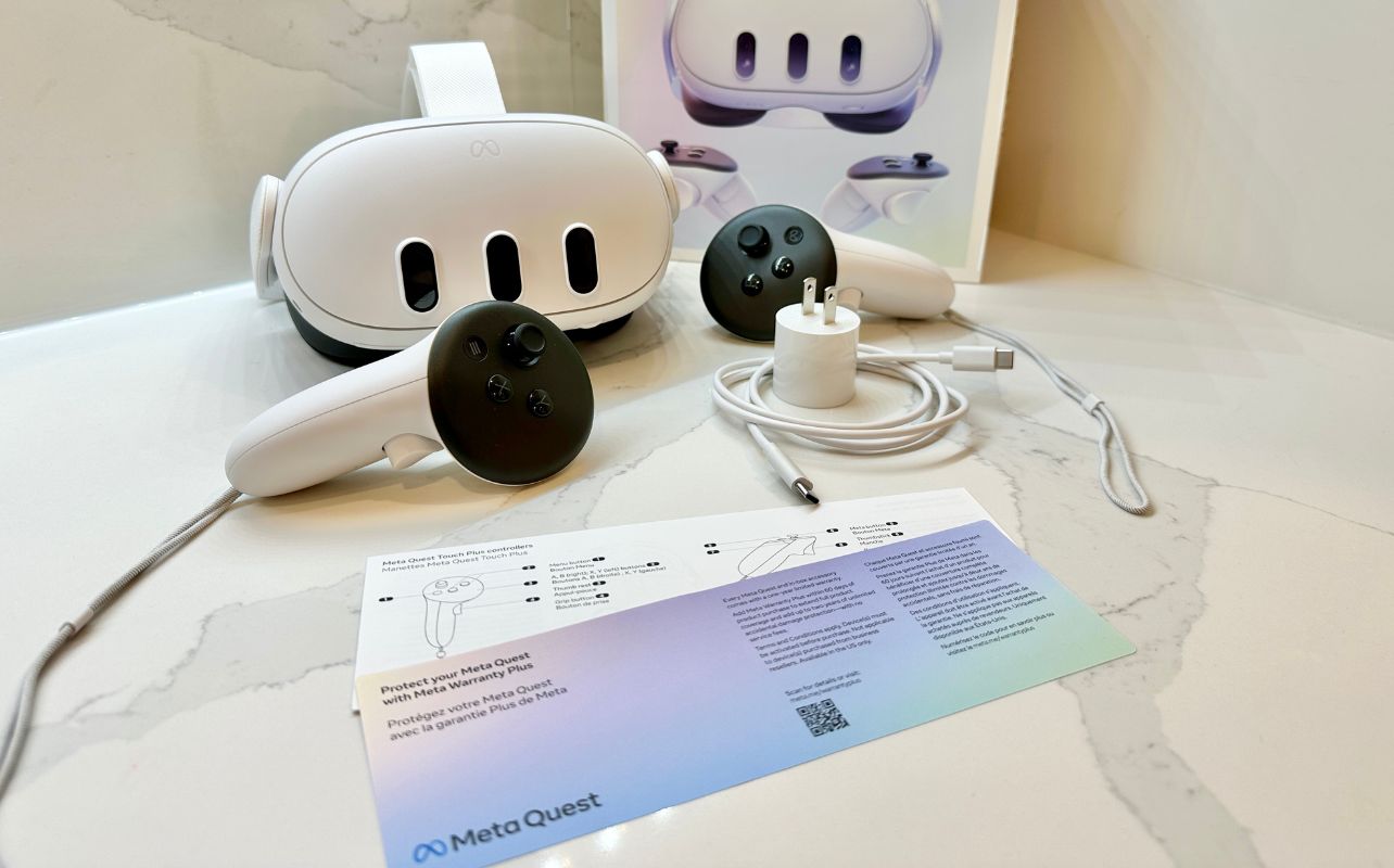 Toutes les pièces du casque Meta Quest 3 : les manettes, le câble de chargement et les instructions.