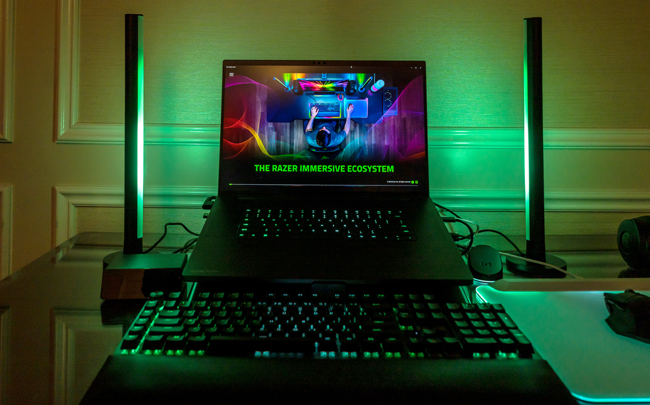 Blade 16 de Razer avec les nouvelles barres lumineuses colonne Aether en vert.