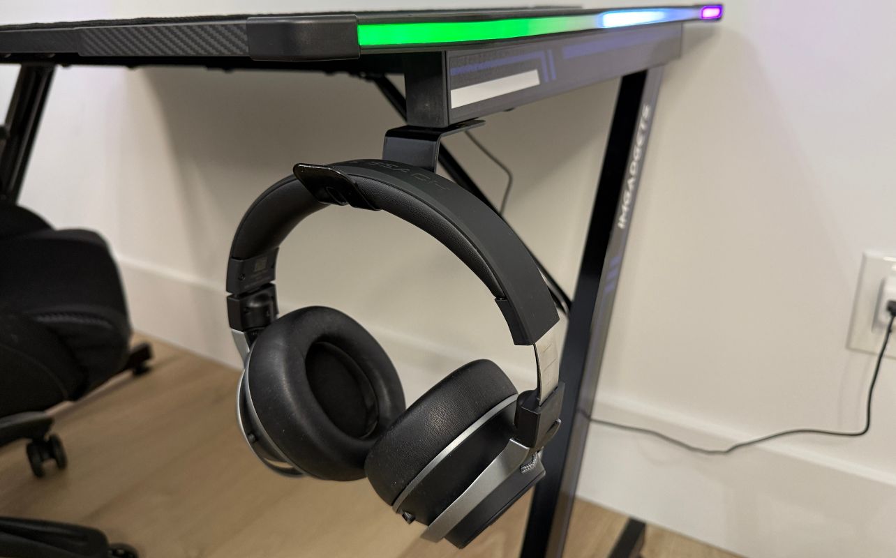 Un casque d'écoute est suspendu au crochet du bureau de jeu en forme de Z d'IMGadgets.