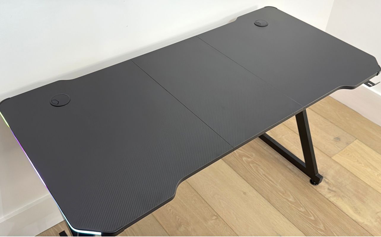 L'ordinateur de jeu en forme de Z d'IMGadgets sans le tapis de souris pour montrer le motif en fibre de carbone du plateau.