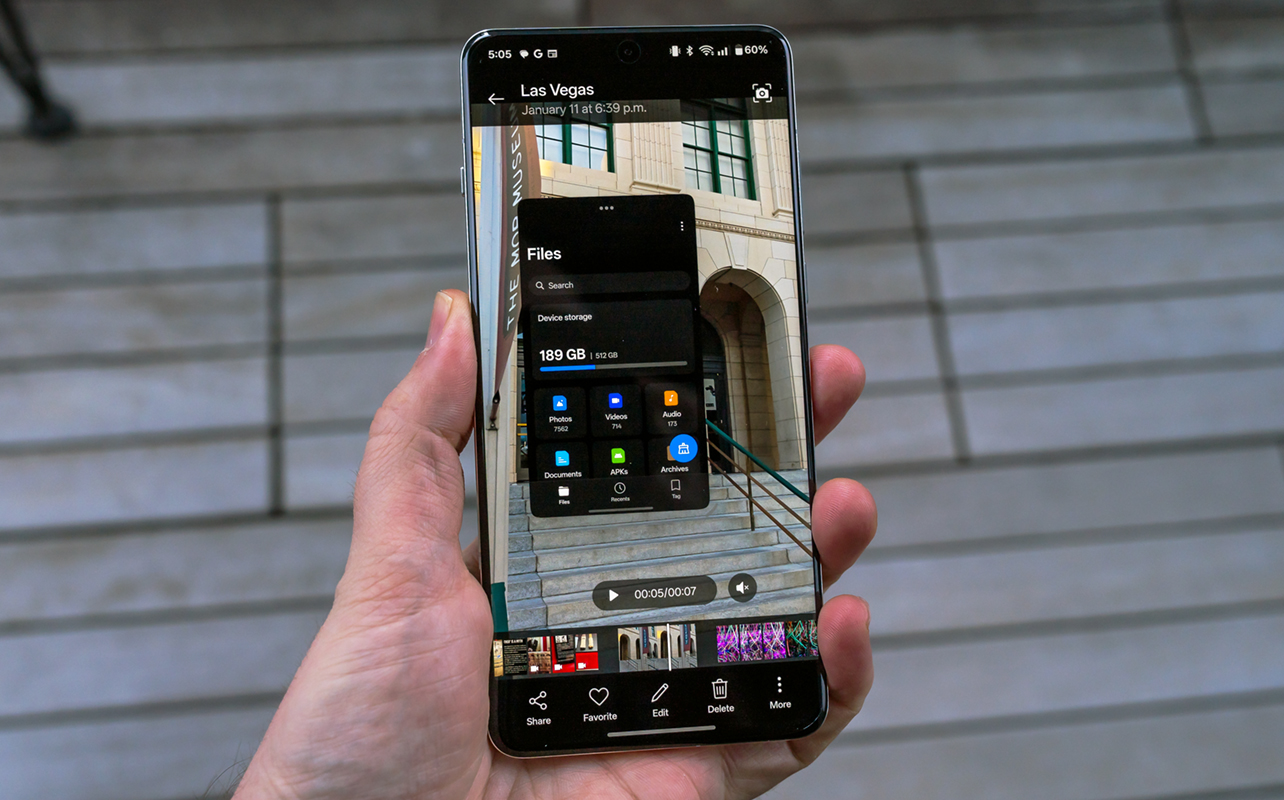 L'application photos du OnePlus 13 avec une fenêtre flottante au-dessus de l'application Fichiers.