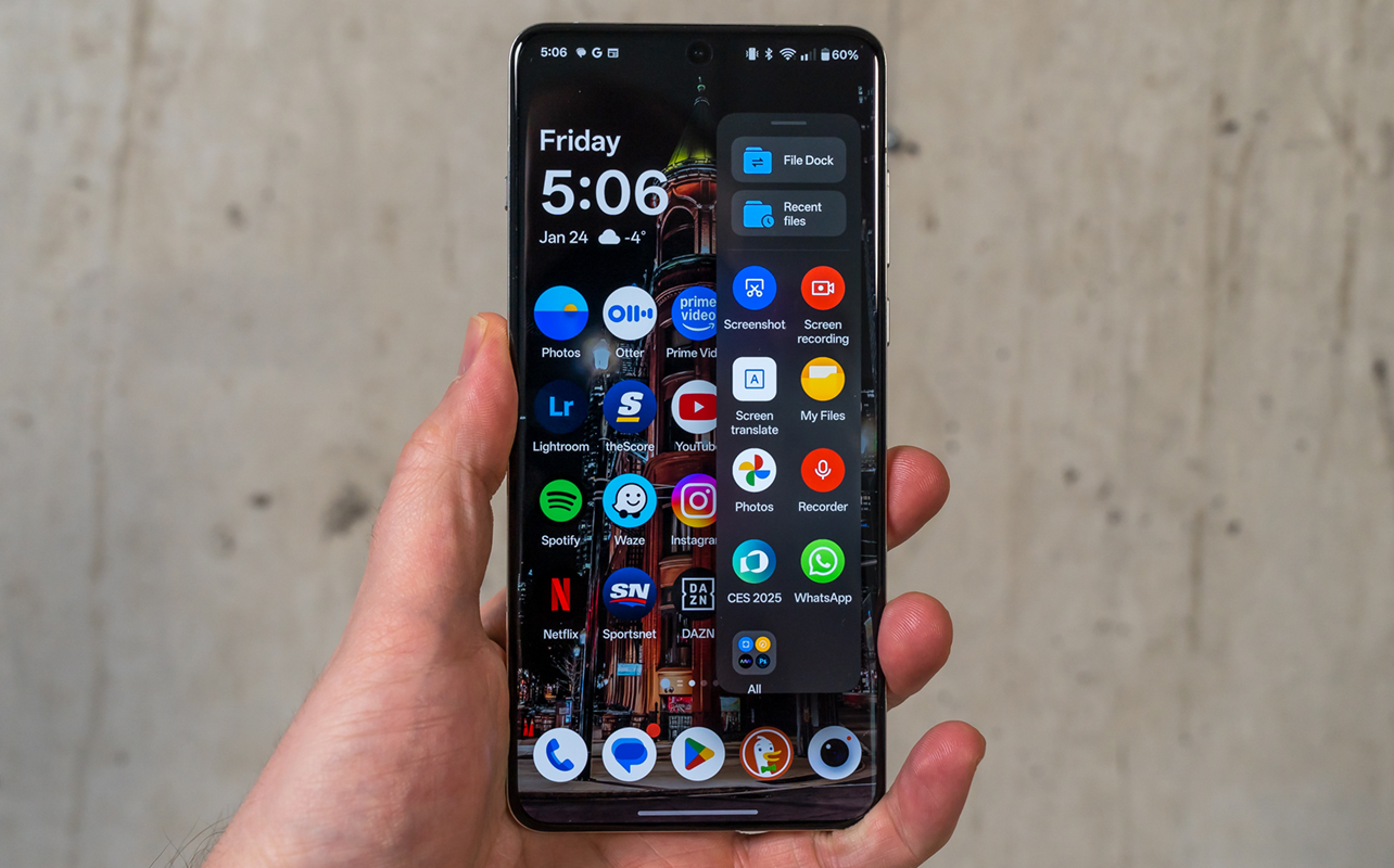 Écran d'accueil du OnePlus 13 avec menu latéral intelligent à droite.
