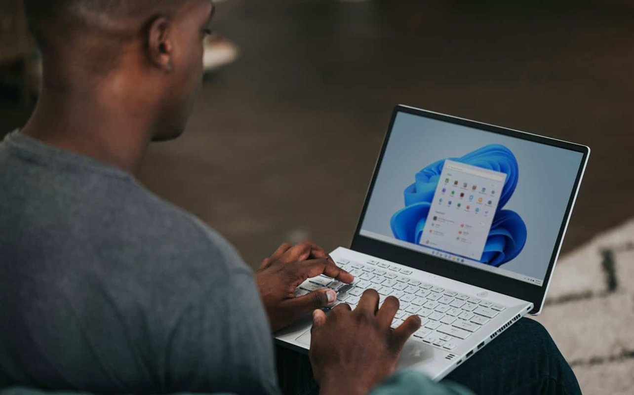 Homme utilisant Windows 11 sur un portable.